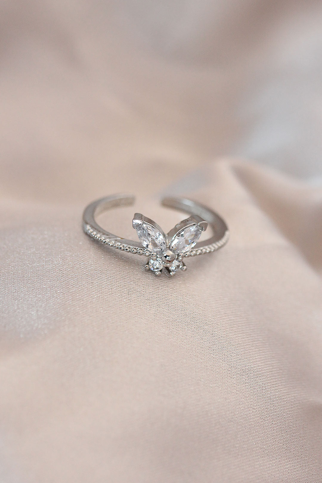 Adjustable Silver Color Metal Zircon Stone and Crystal Stone Butterfly Model Ring