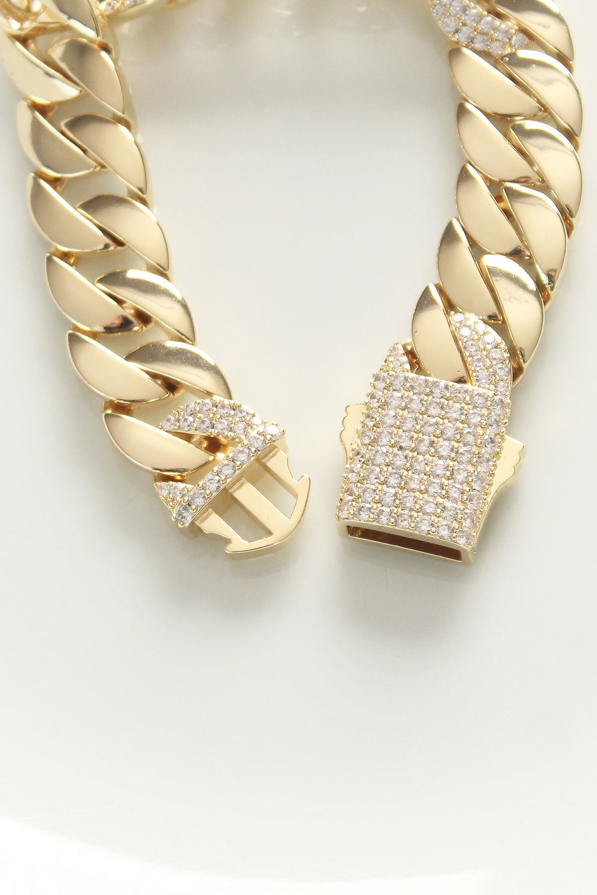 Vip Seri Pirinç Ortası Zirkon Taşlı Gold Renk Gurmet Bileklik