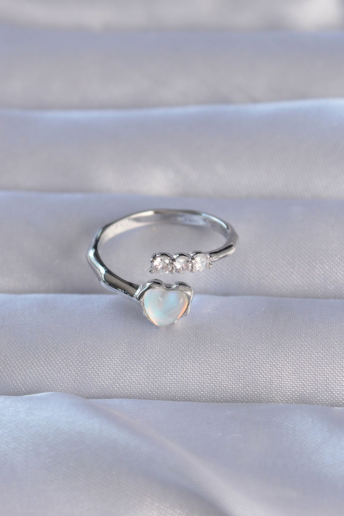 Brass Silver Color Zircon Stone Mother-of-Pearl Heart Model Adjustable Ring