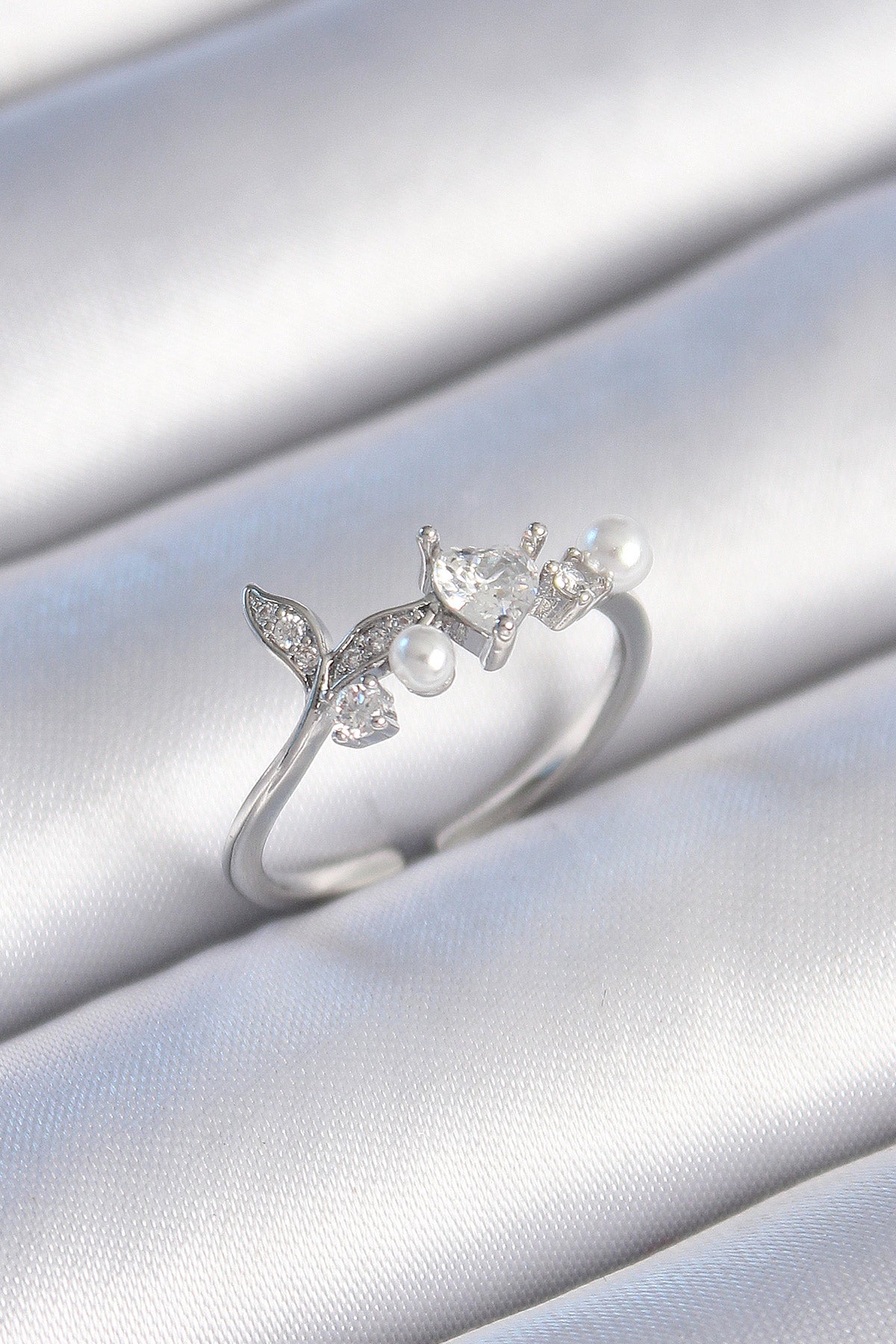 Brass Silver Color Zircon Stone Heart Leaf Model Pearl Detail Women's Ring