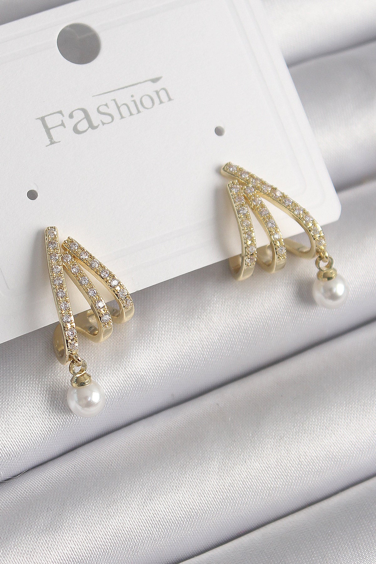 Brass Gold Color Zircon Stone Claw Model Pearl Detail Women's Earrings