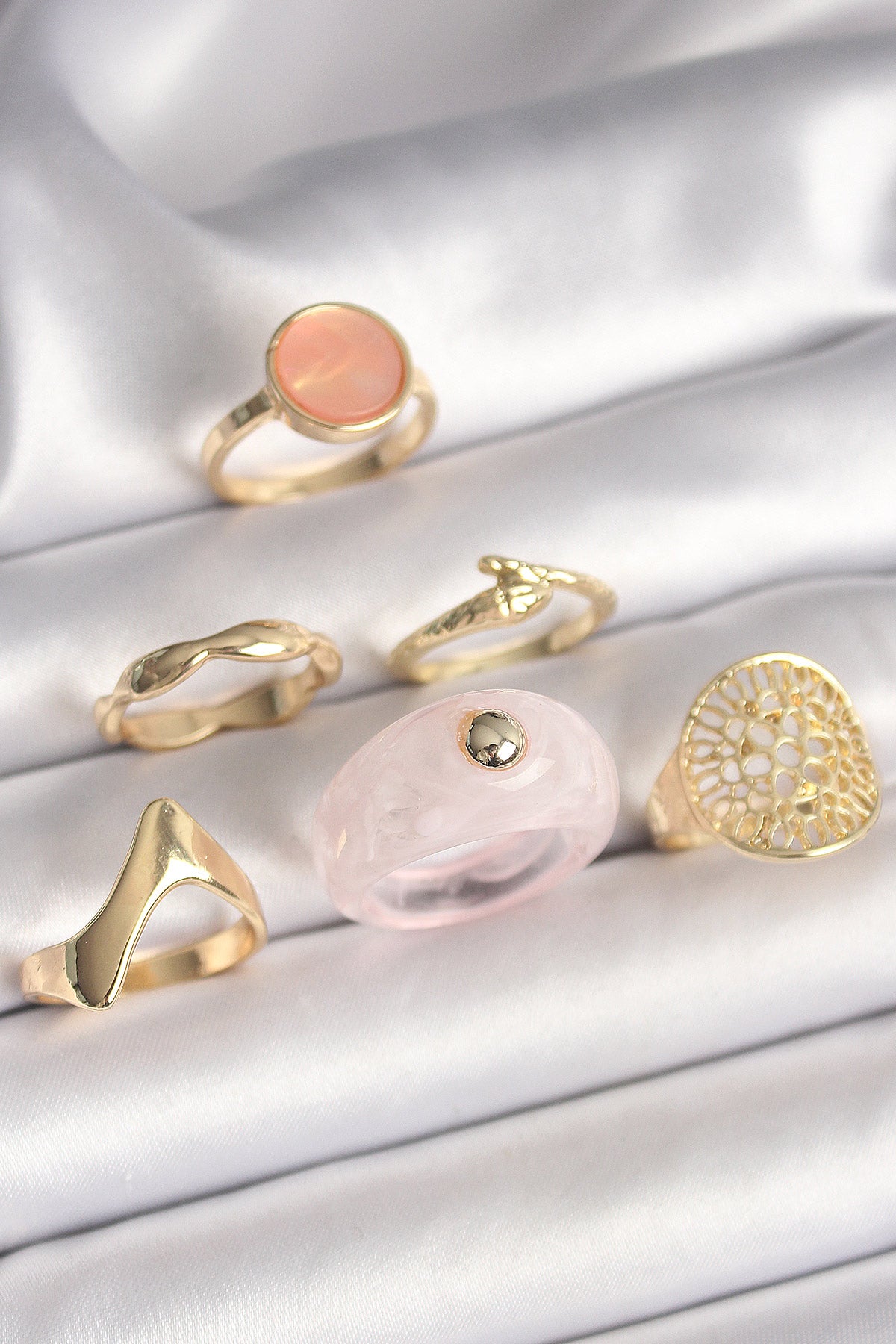 Brass Gold Color Pink Plastic Ring Model Circle Pink Enamel Snake Detail 6-Piece Women's Ring Set