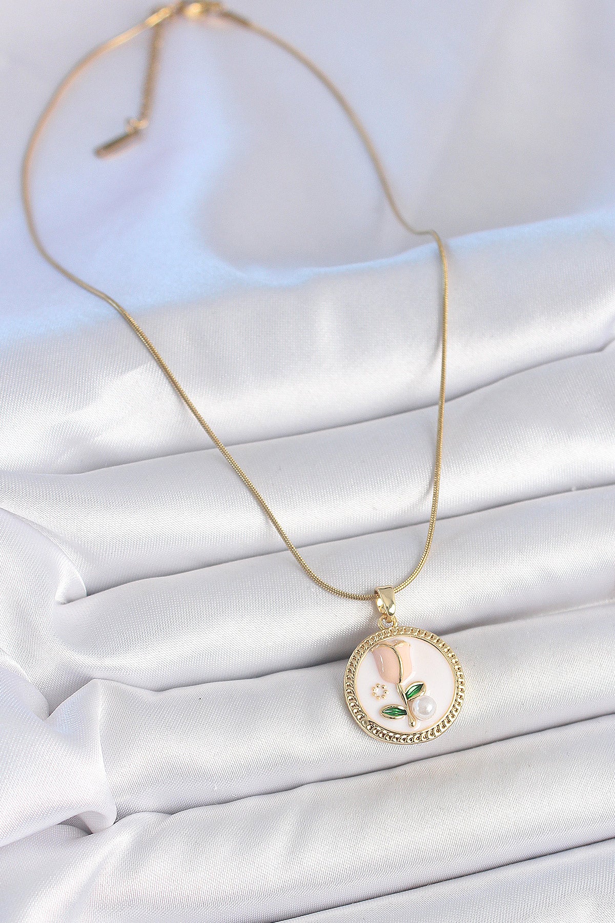 316L Çelik Gold Renk Beyaz Mineli İncili Çiçek İşlemeli Portre Model Kadın Kolye