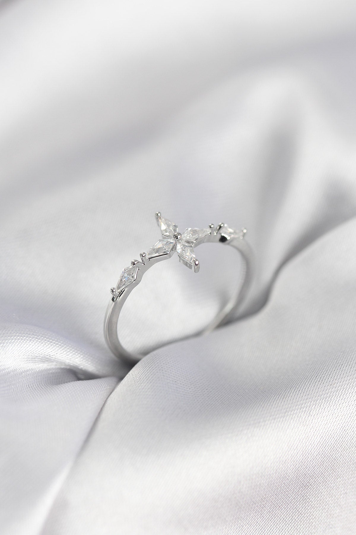 Silver-Tone Star Women's Ring with Zircon Detail