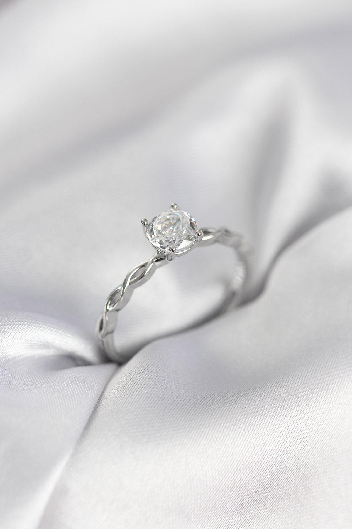 Silver-Tone Spiral Chain Solitaire Spiral Chain Women's Ring with Zircon Detail and Pearl Detail