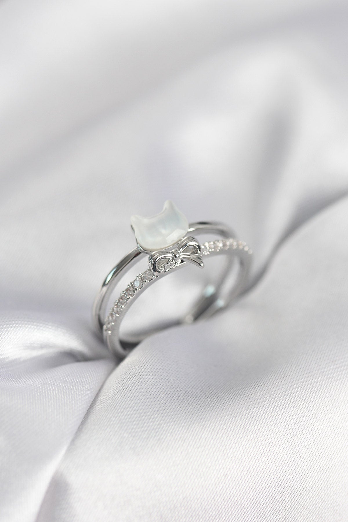 Silver-Tone Bow Cat Women's Ring with Mother-of-Pearl Detail and Zircon Detail