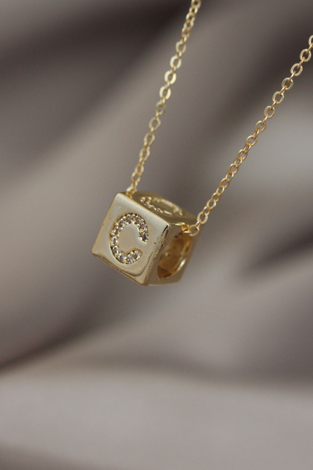 Gold Renk Zirkon Taşlı Küp Model C Harfli Kolye