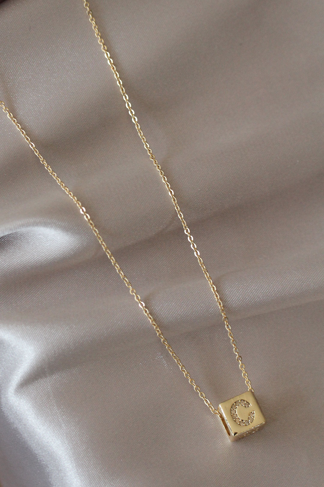 Gold Renk Zirkon Taşlı Küp Model C Harfli Kolye