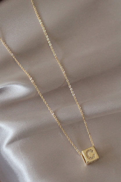 Gold Renk Zirkon Taşlı Küp Model C Harfli Kolye