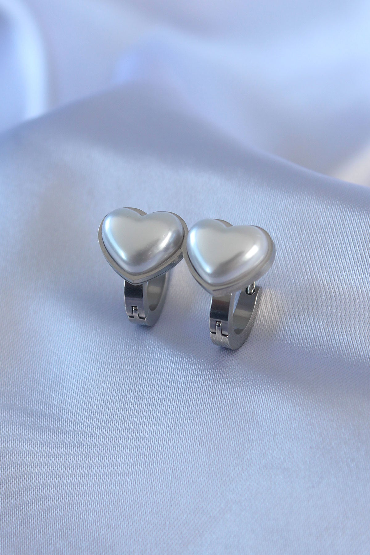 316L Çelik Gümüş Renk İncili Kalp Model Kadın Küpe