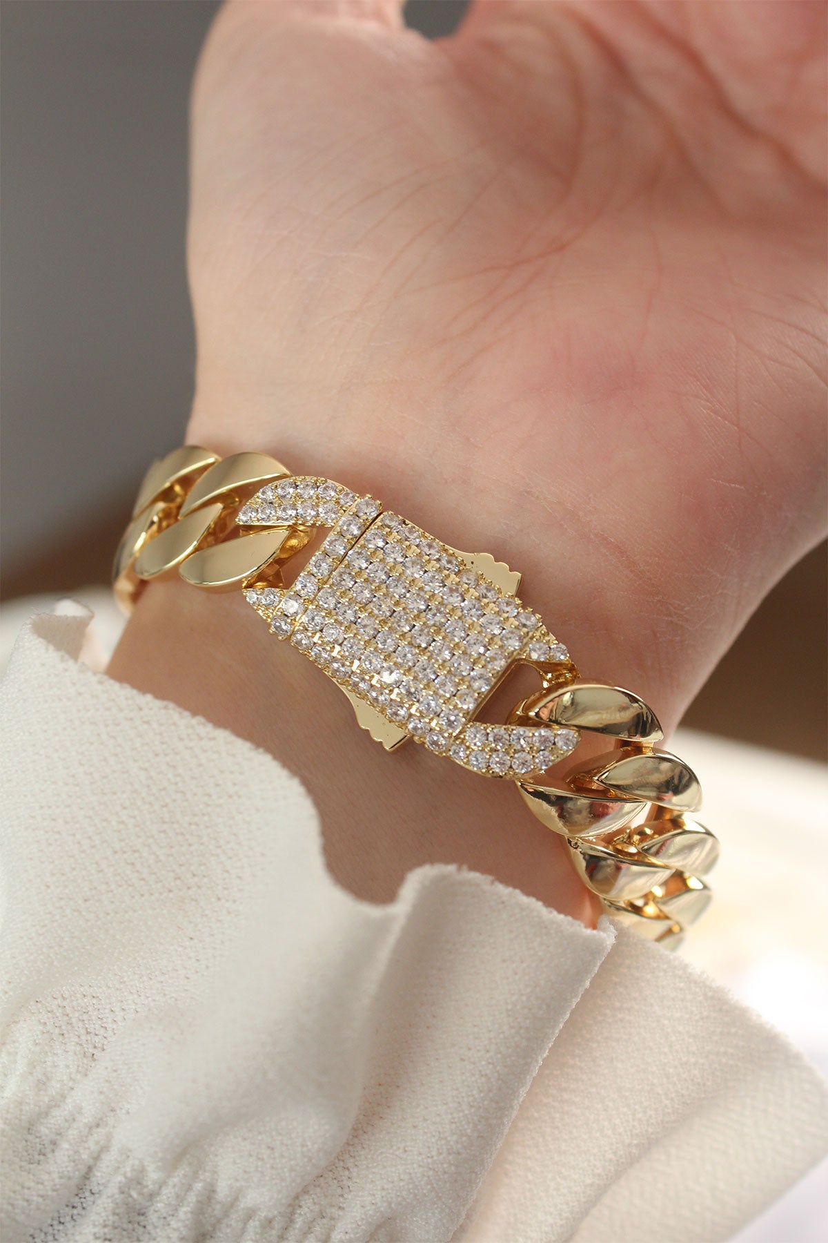 Vip Seri Pirinç Ortası Zirkon Taşlı Gold Renk Gurmet Bileklik