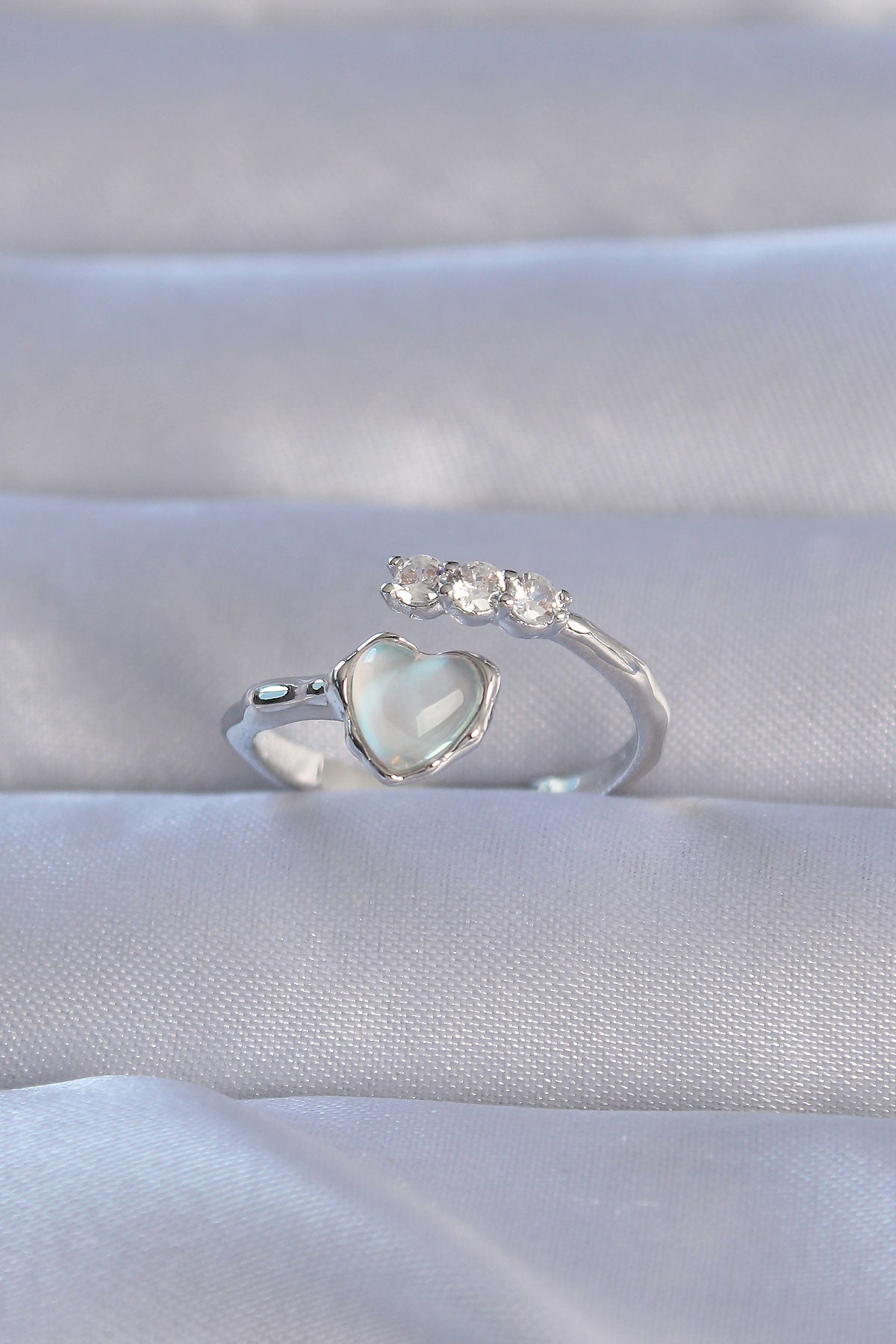 Brass Silver Color Zircon Stone Mother-of-Pearl Heart Model Adjustable Ring