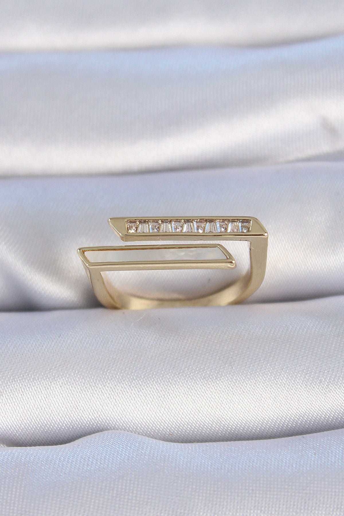 Pirinç Gold Renk Zirkon Taşlı Beyaz Sedef Detay Kadın Yüzük