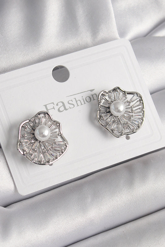 Pirinç Gümüş Renk Zirkon Taşlı Çiçek Model İnci Detay Kadın Küpe