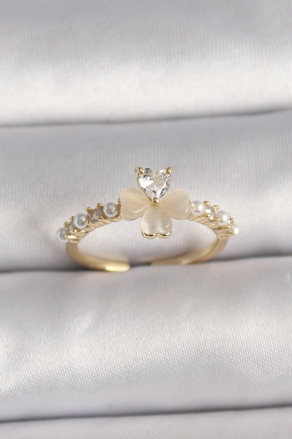 Pirinç Gümüş Renk Zirkon Taşlı Beyaz Mineli Yonca Model İnci Detay Ayarlanabilir Yüzük