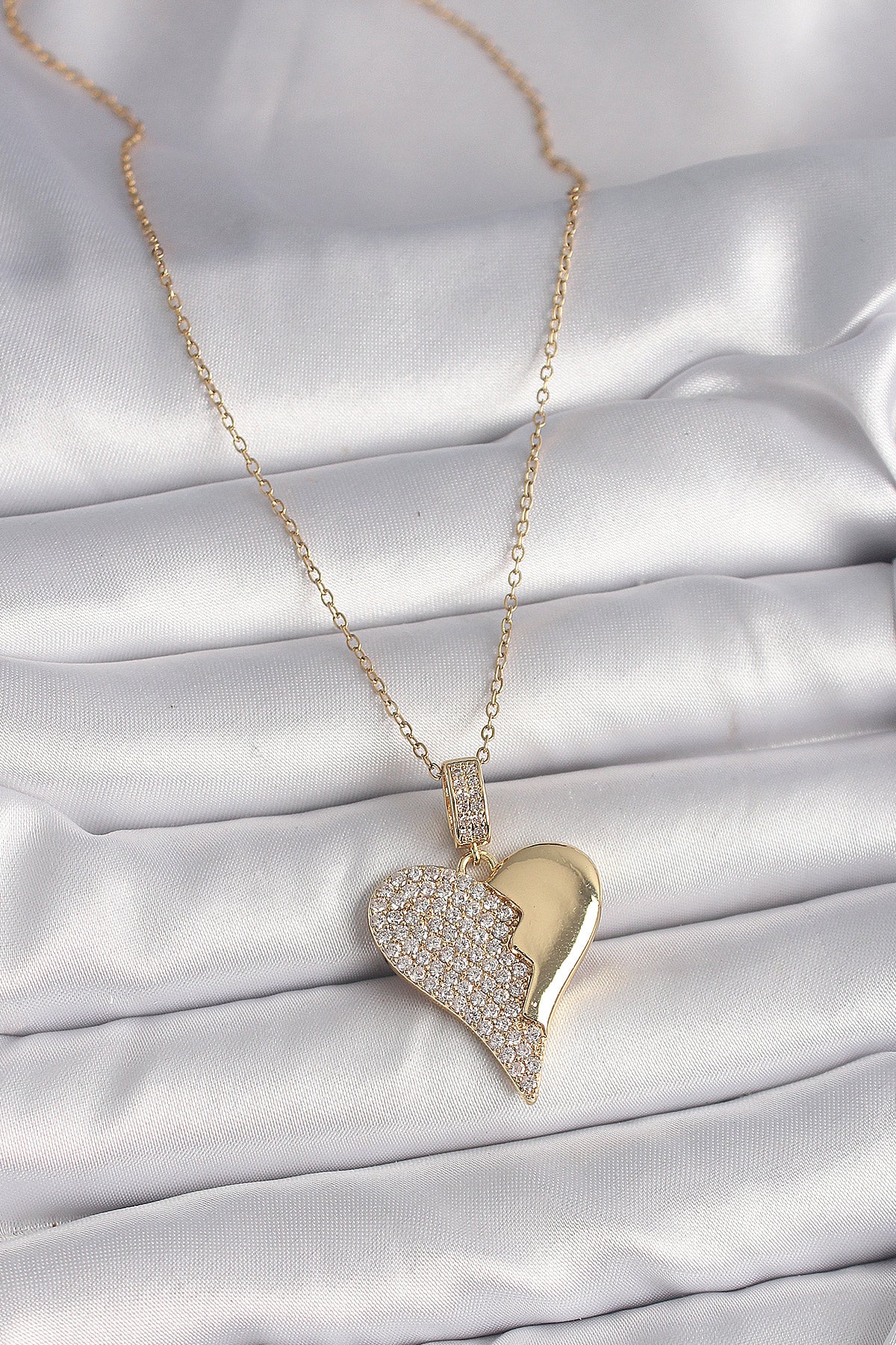 316L Çelik Gold Renk Zincir Zirkon Taşlı Kırık Kalp Model Kadın Kolye