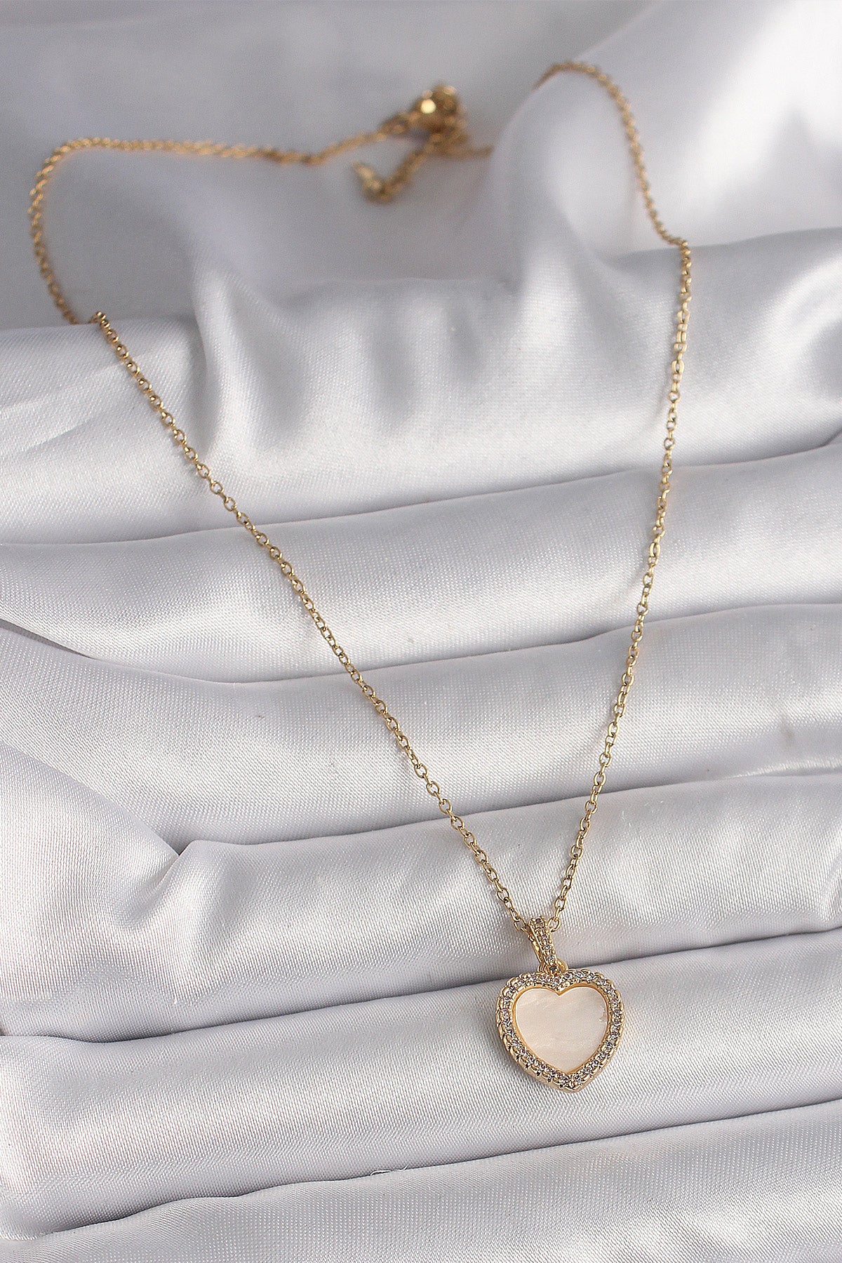316L Çelik Gold Renk Zincir Zirkon Taşlı Beyaz Mineli Kalp Model Kadın Kolye