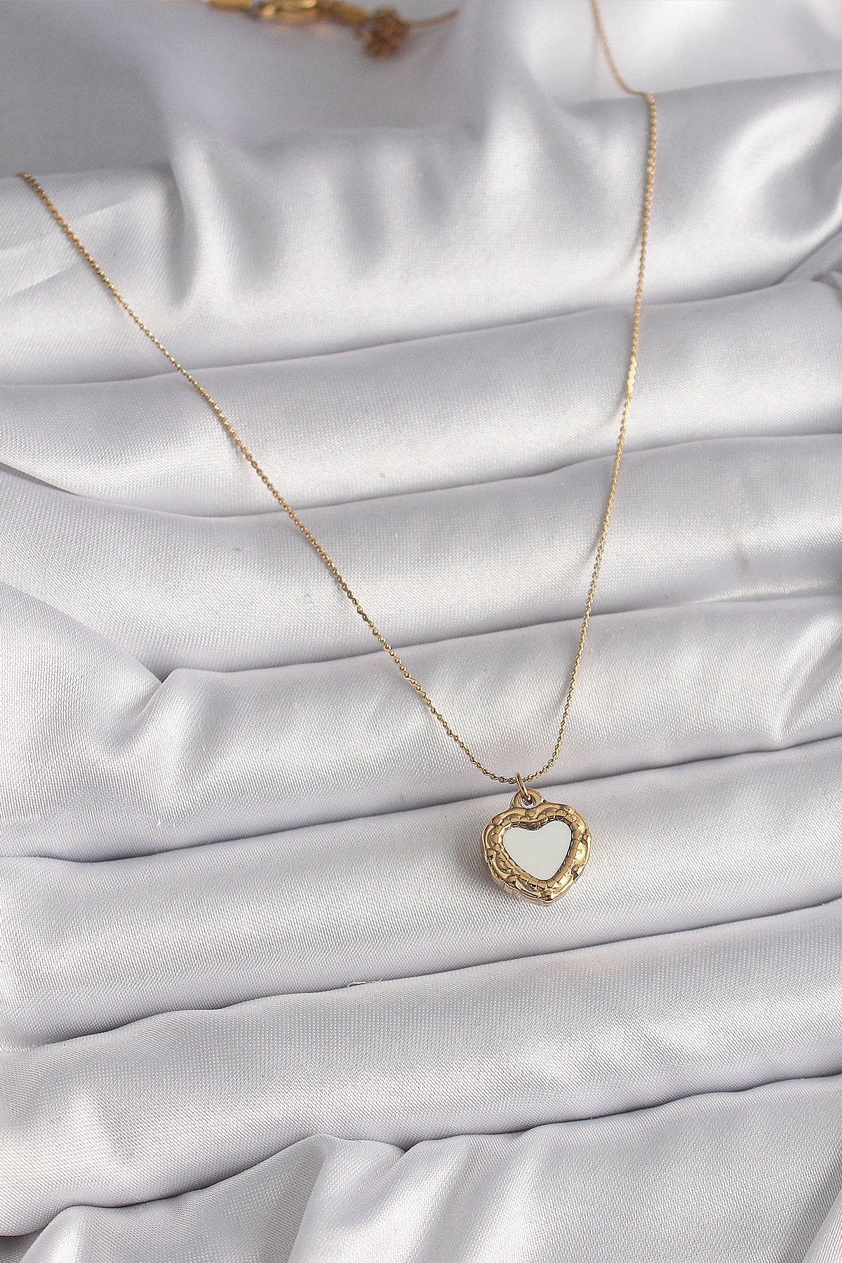 316L Çelik Gold Renk Zincir Sedefli Kalp Model Kadın Kolye