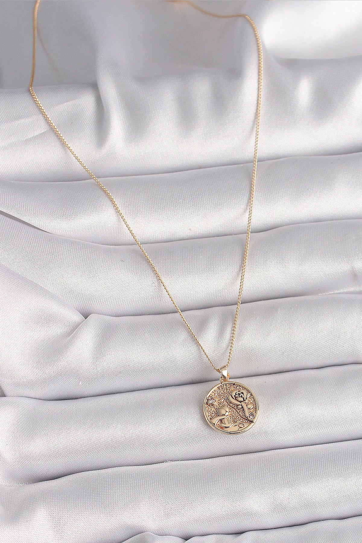 Pirinç Gold Renk Zirkon Taş Detaylı Gül İşleme Madalyon Model Kadın Kolye