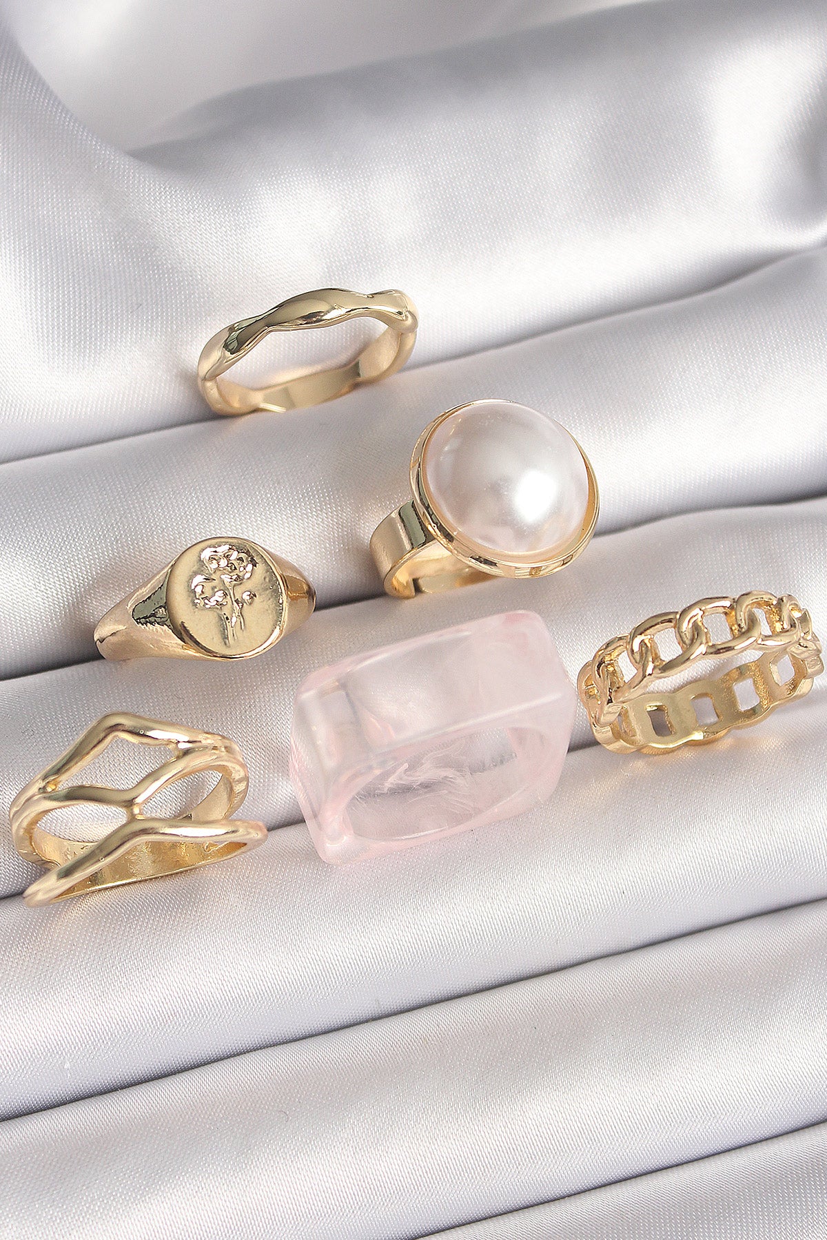 Brass Gold Color White Pearl Chain Ring Figure Engraving Detail 6-Piece Women's Ring Set