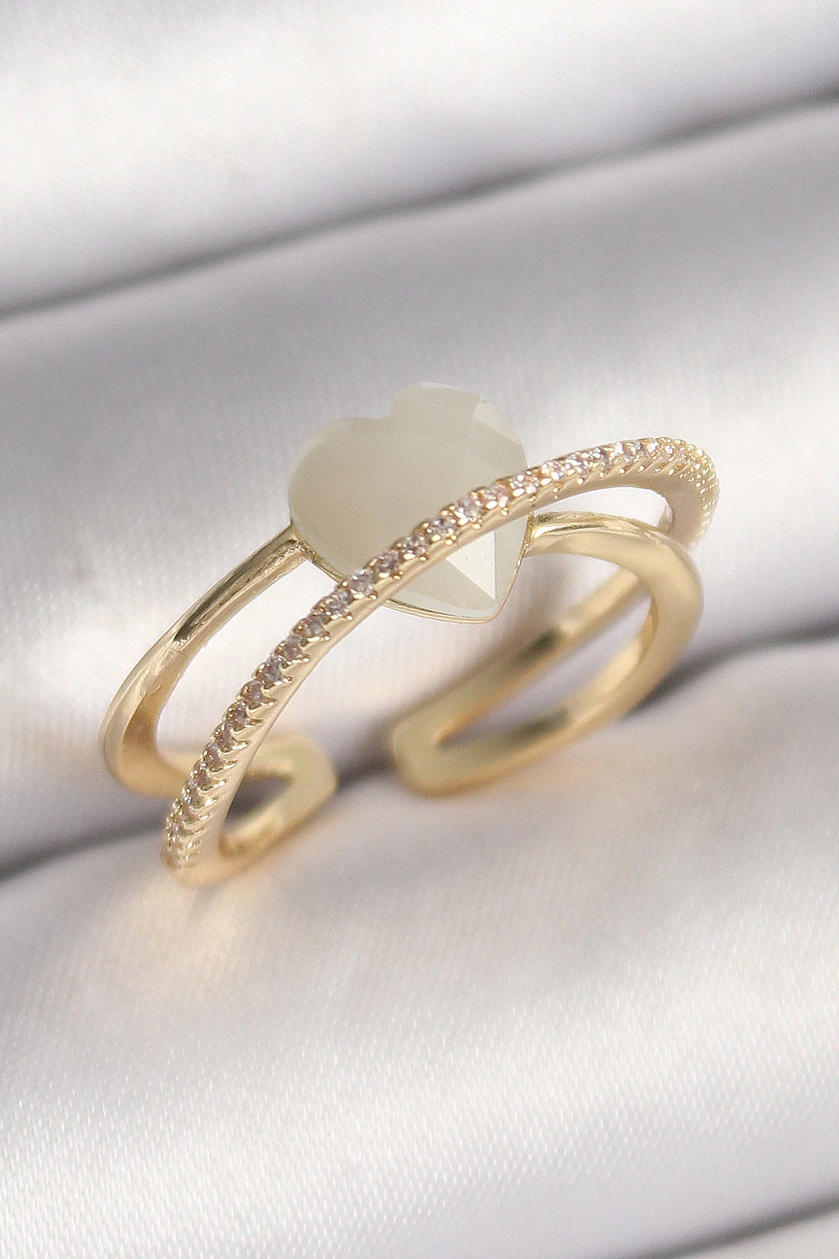 Brass Gold Color White Crystal Heart Model Zircon Stone Detail Women's Ring