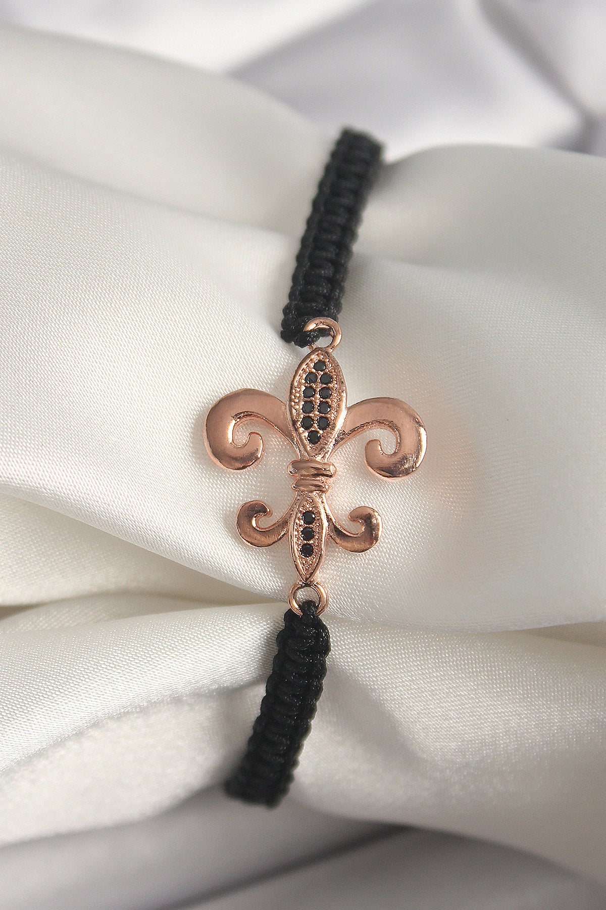 Pirinç Rose Renk Zirkon Taş İşlemeli Zambak Figür Asansörlü Makrome Model Kadın Bileklik