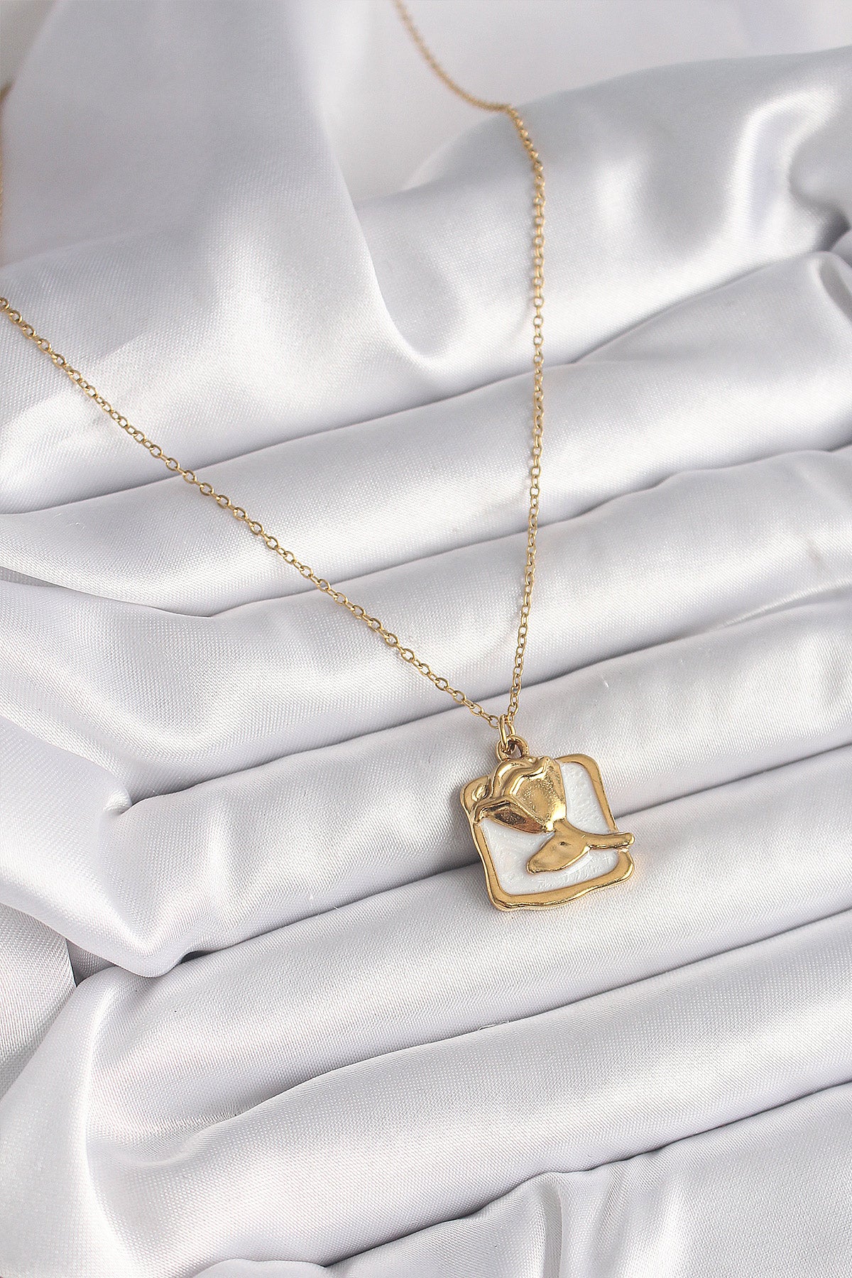 316L Çelik Gold Renk Zincir Beyaz Mineli Gül Portre Model Kadın Kolye