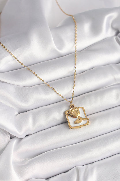 316L Çelik Gold Renk Zincir Beyaz Mineli Gül Portre Model Kadın Kolye
