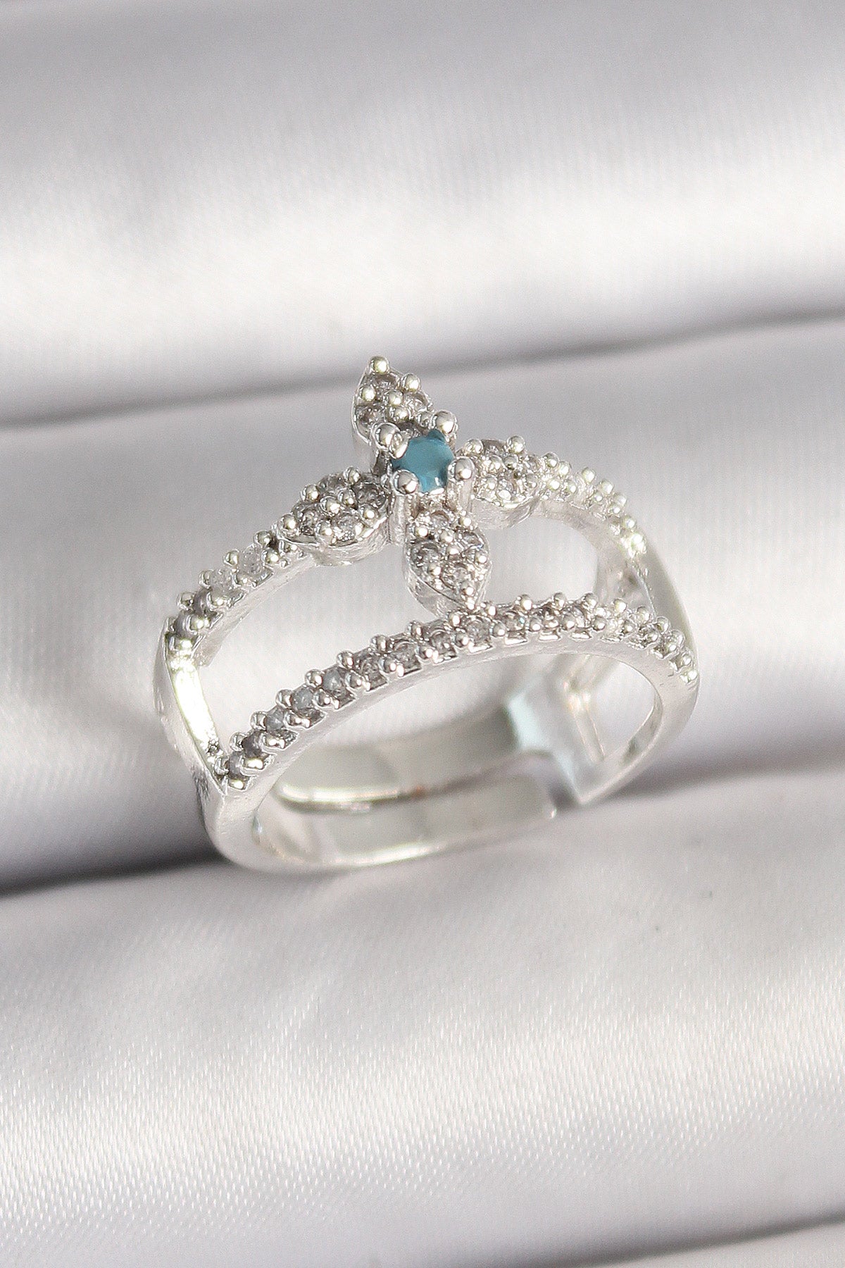 Pirinç Gümüş Renk Zirkon Taşlı Ayarlanabilir Model Kadın Yüzük