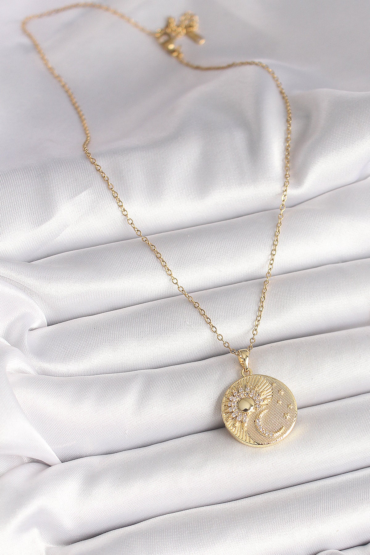 316L Çelik Gold Renk Zincir Zirkon Taşlı Ay Güneş İşlemeli Madalyon Model Kadın Kolye