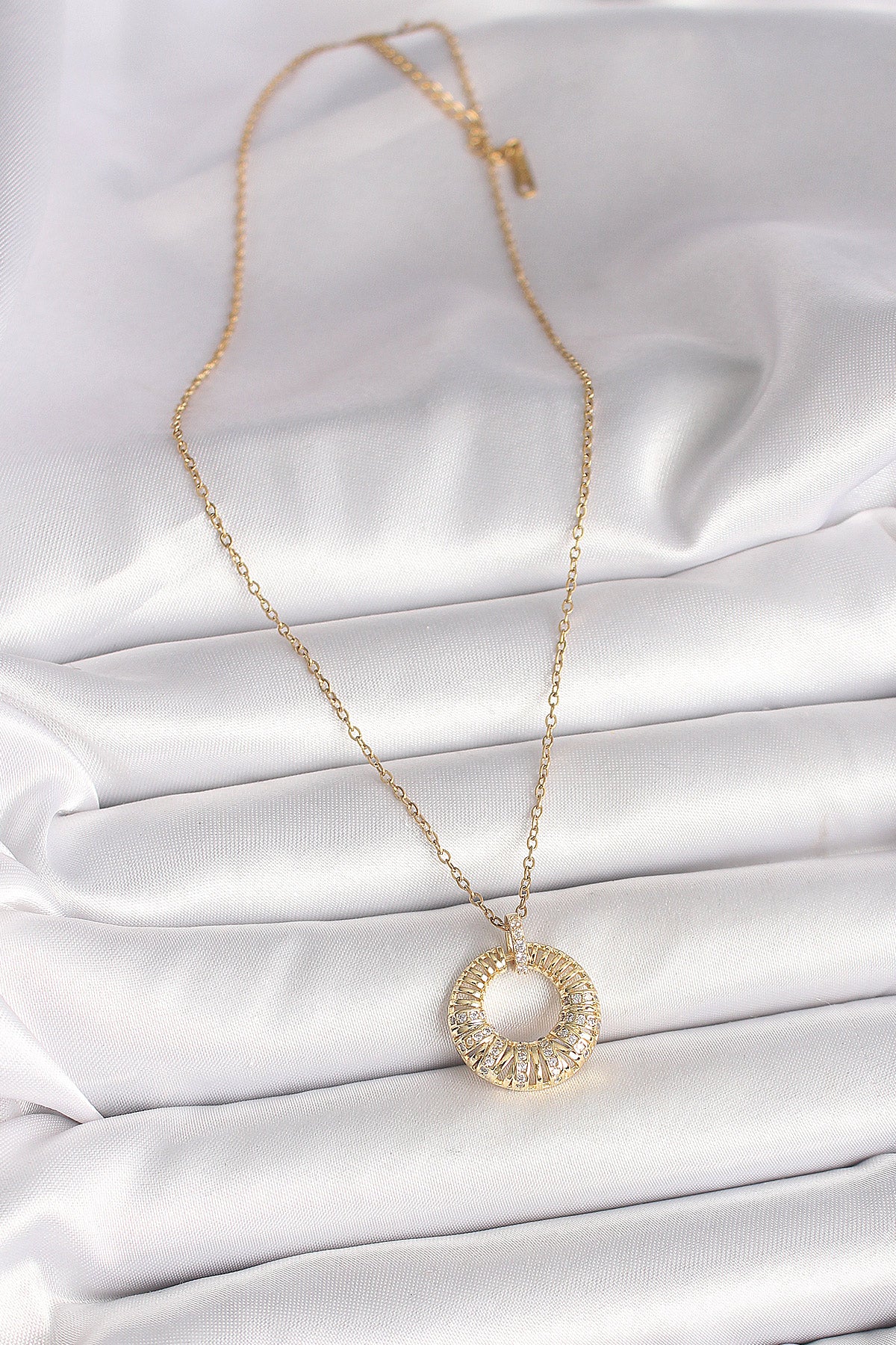 316L Çelik Gold Renk Zincir Zirkon Taş İşlemeli Daire Model Kadın Kolye