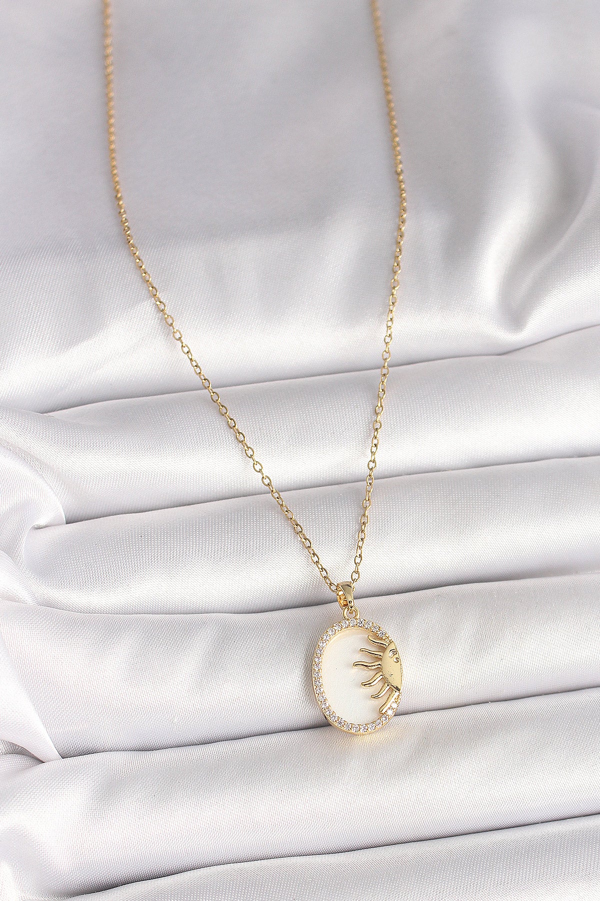 316L Çelik Gold Renk Zincir Beyaz Mineli Gün Batımı Model Zirkon Taş Detay Kadın Kolye