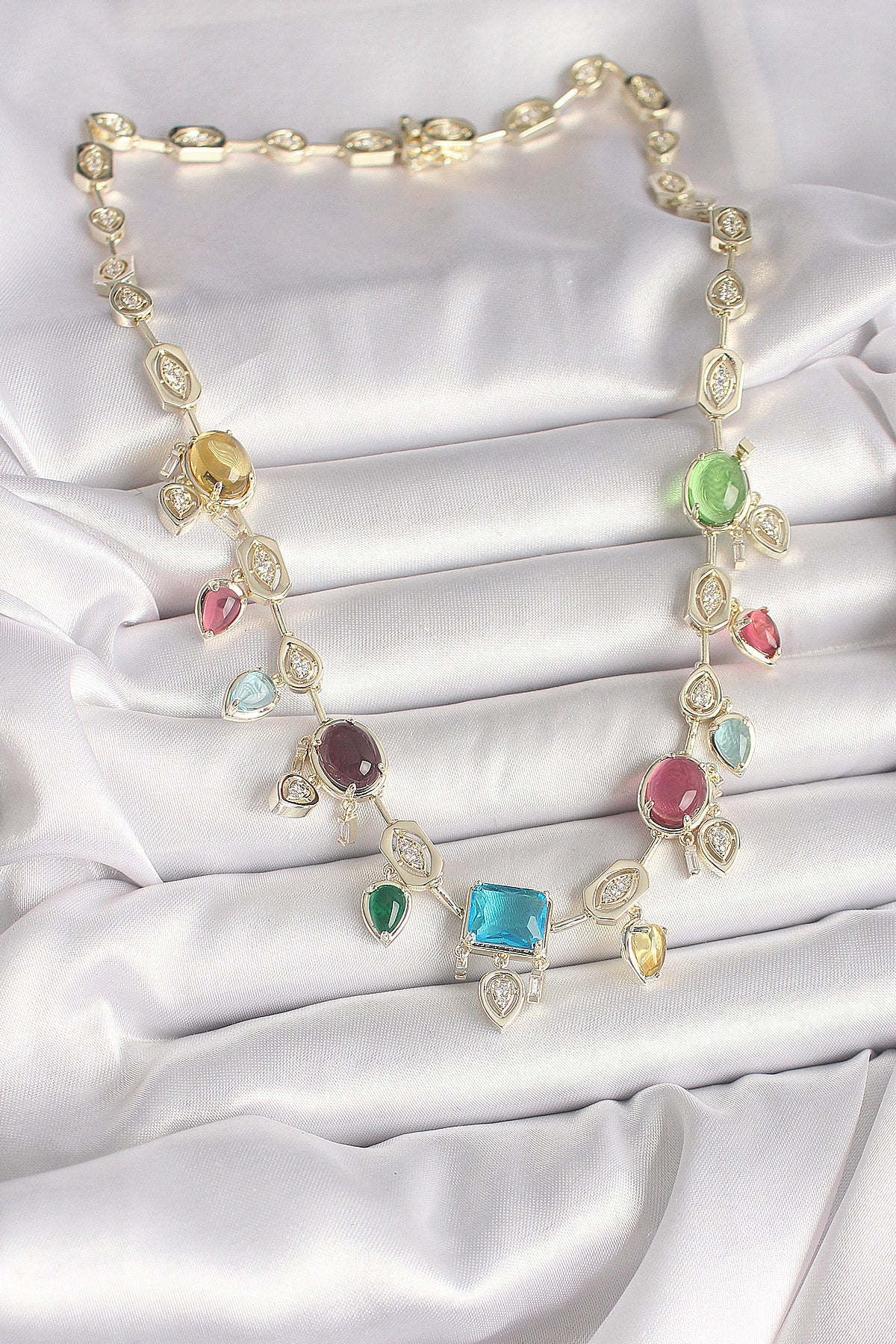 Pirinç Gold Renk Renli Zirkon Taşlı VIP Seri Kadın Kolye