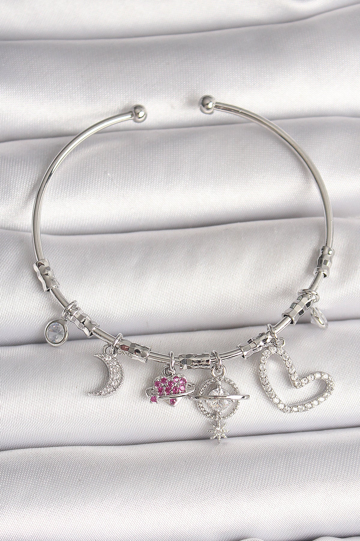 Pirinç Gümüş Renk Sallantı Zirkon Taşlı Gezegen Figür Kalp Detay Charm Kadın Bileklik