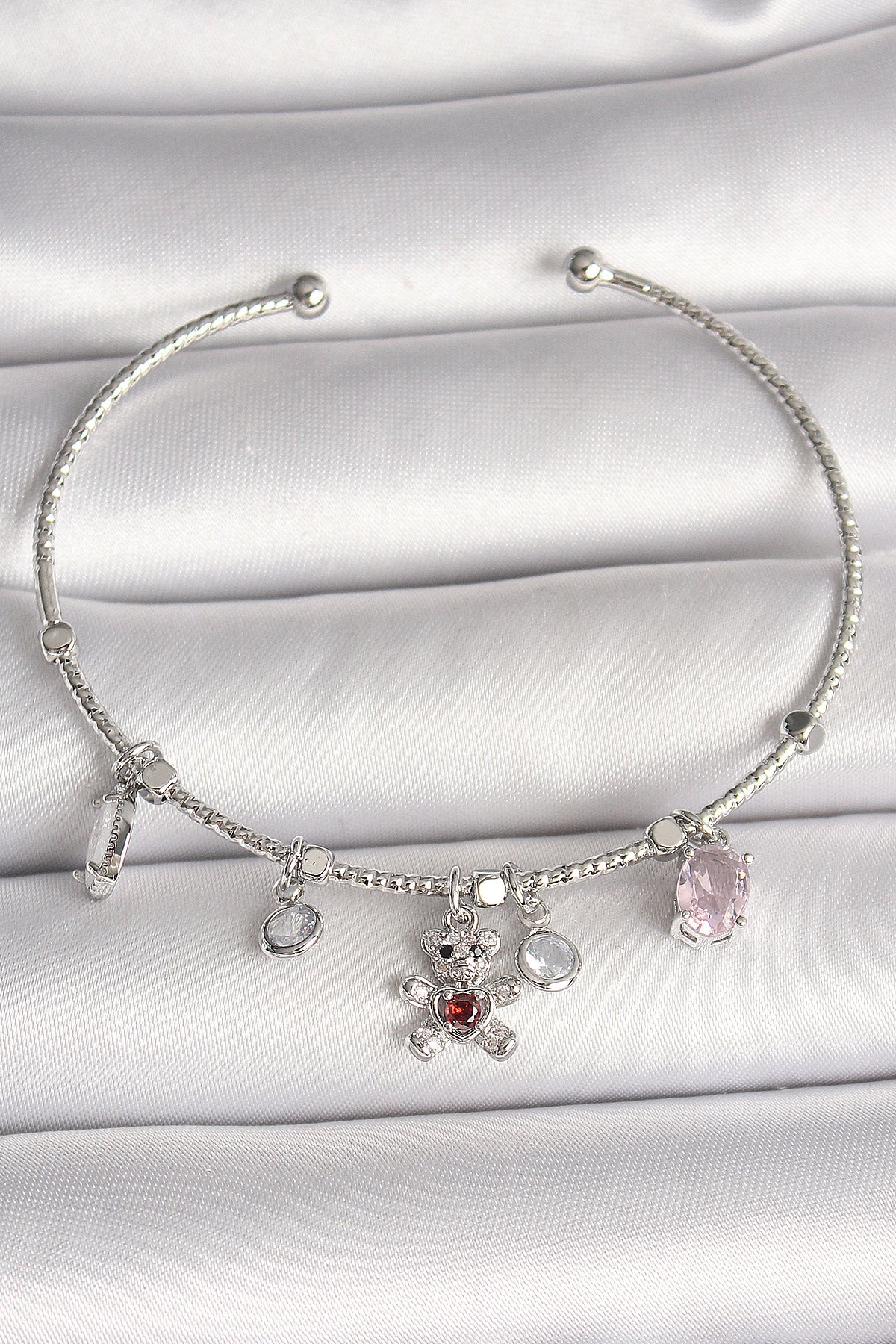 Pirinç Gümüş Renk Sallantı Zirkon Taşlı Ayıcık Figür Kırmızı Taş Detay Charm Kadın Bileklik