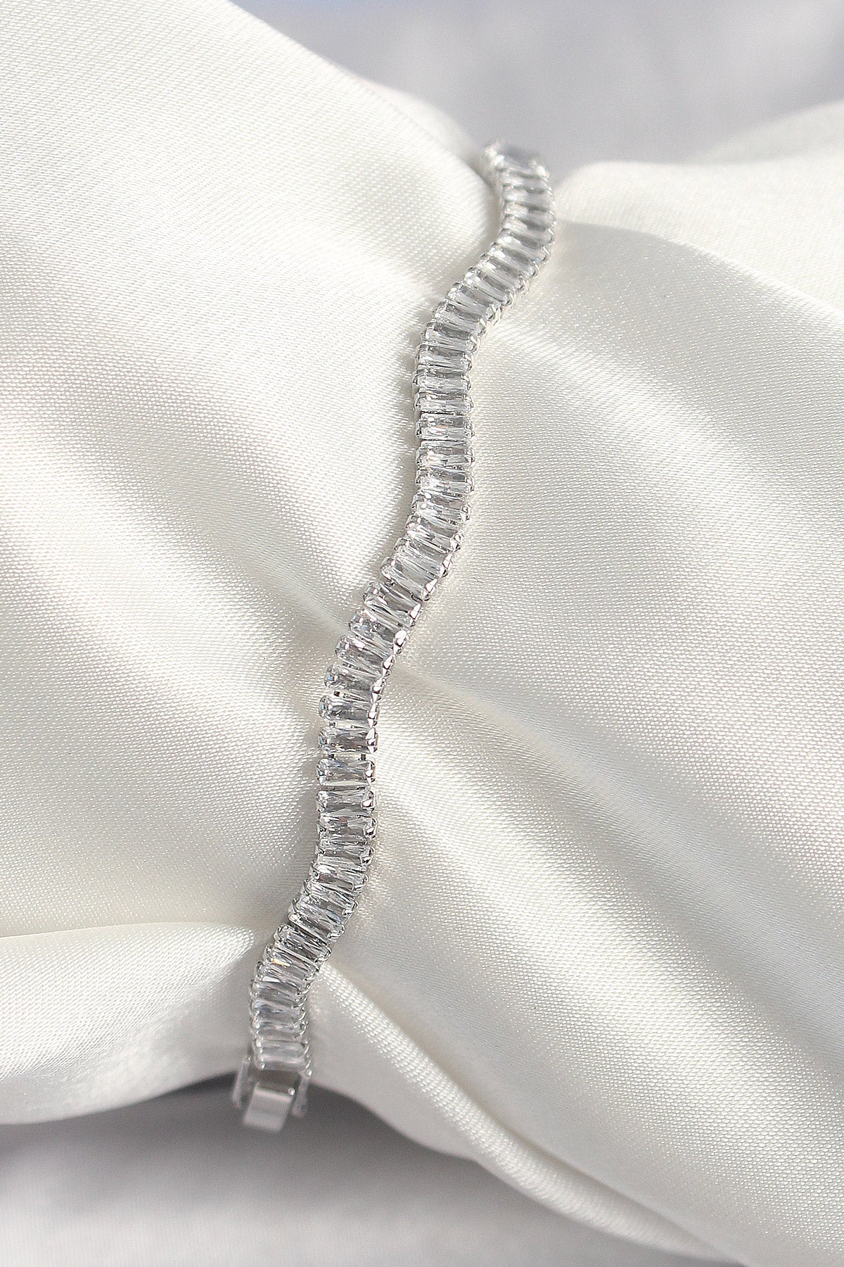 Pirinç Gümüş Renk Su Yolu Zirkon Taşlı Model Kadın Bileklik