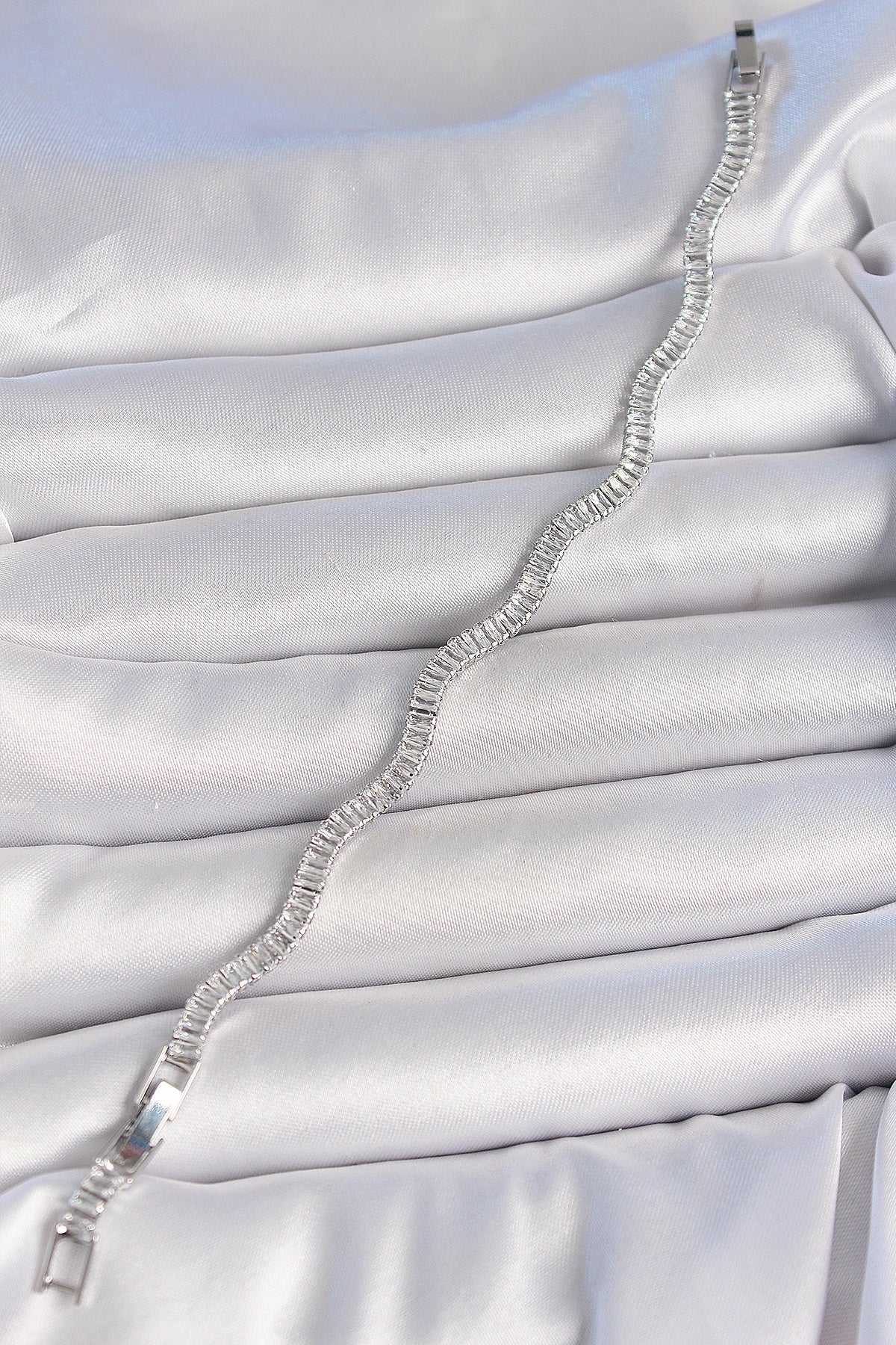 Pirinç Gümüş Renk Su Yolu Zirkon Taşlı Model Kadın Bileklik