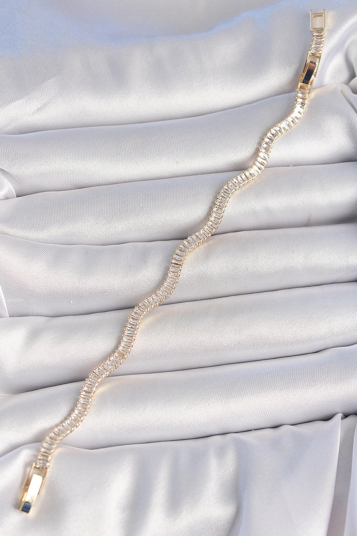 Pirinç Gold Renk Su Yolu Zirkon Taşlı Model Kadın Bileklik