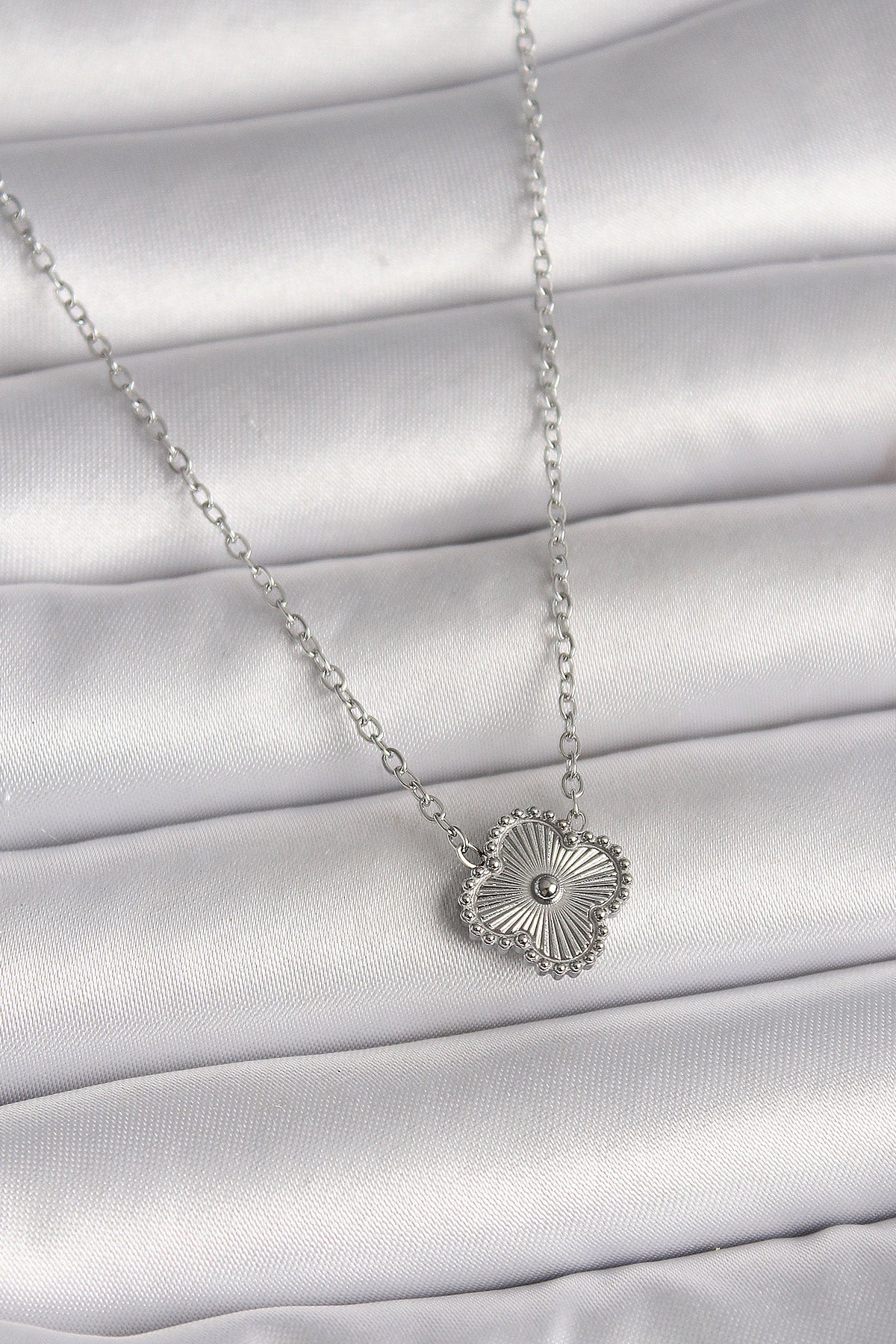 316L Çelik Gümüş Renk İşleme Detaylı Yonca Model Kadın Kolye