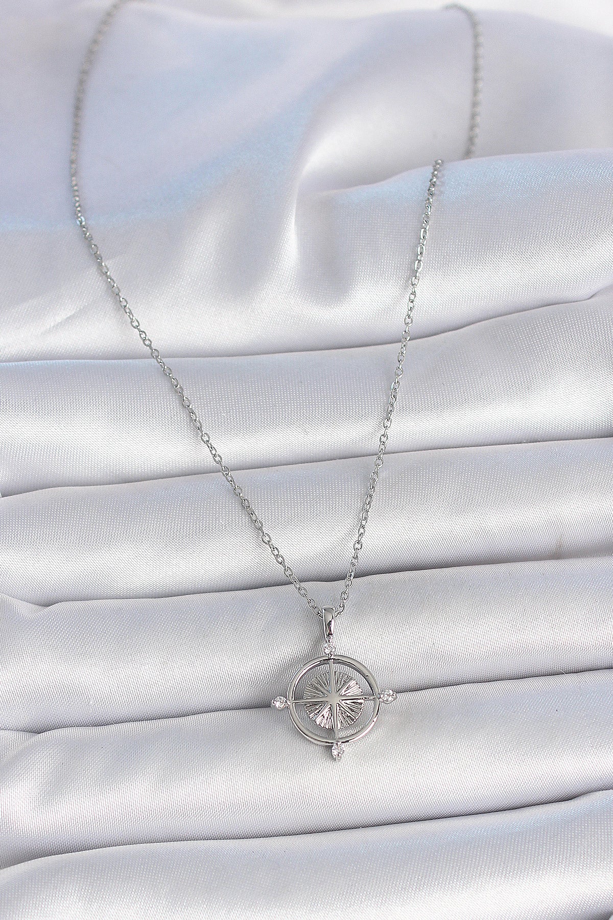 316L Çelik Gümüş Renk Zincir Zirkon Taşlı Pusula Model Kadın Kolye