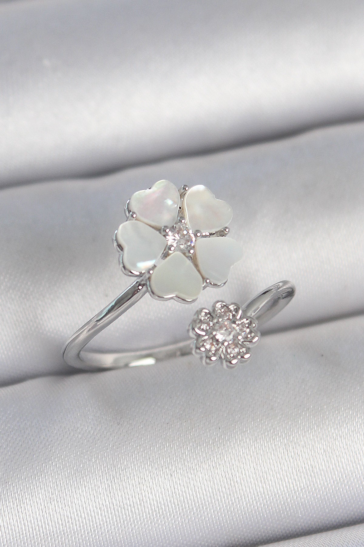 Pirinç Gümüş Renk Beyaz Mineli Çiçek Model Zirkon Taş Detay Kadın Yüzük