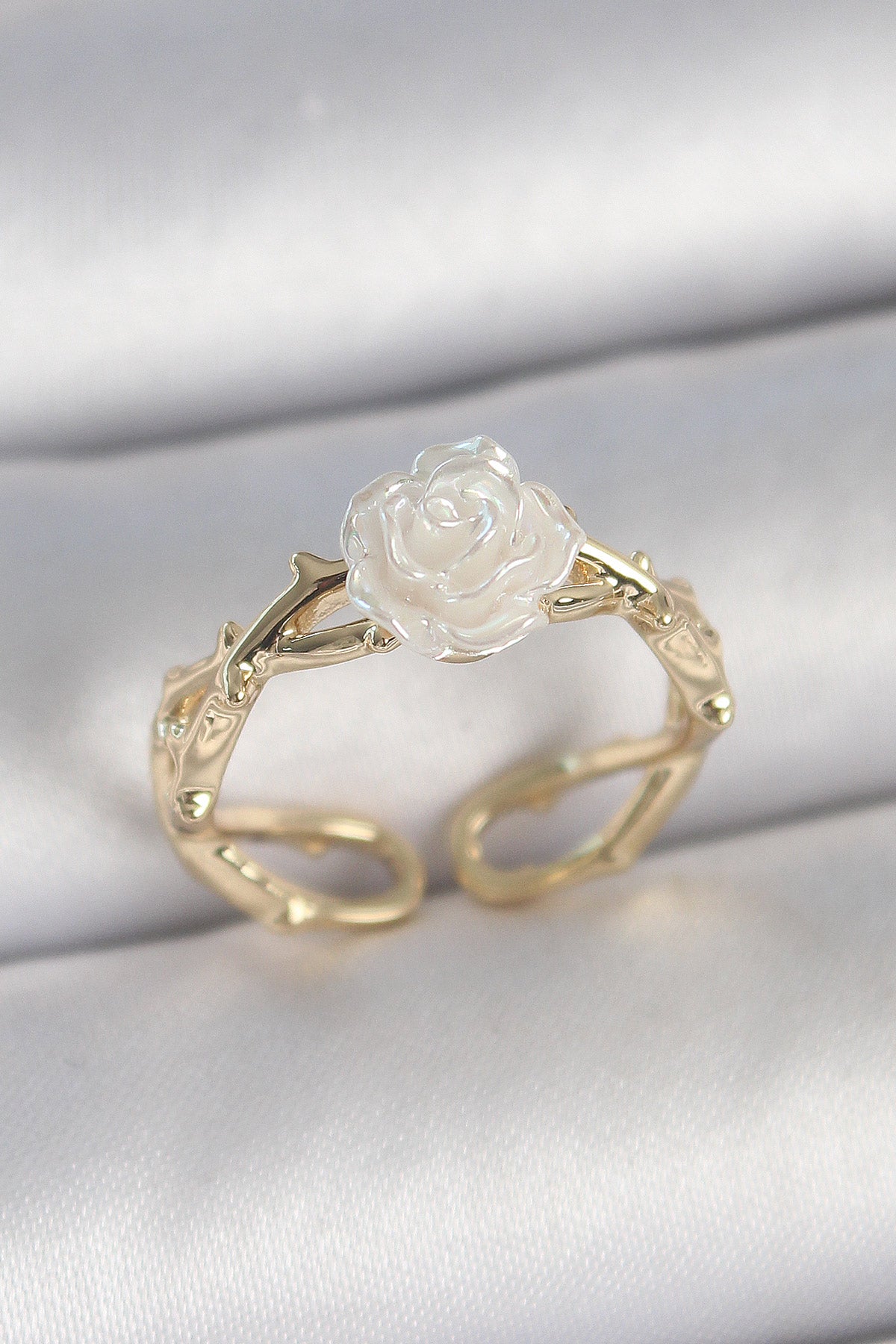 Pirinç Gold Renk Beyaz Gül Model Ayarlanabilir Kadın Yüzük