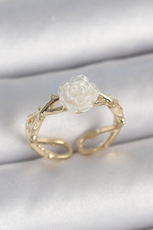 Pirinç Gold Renk Beyaz Gül Model Ayarlanabilir Kadın Yüzük