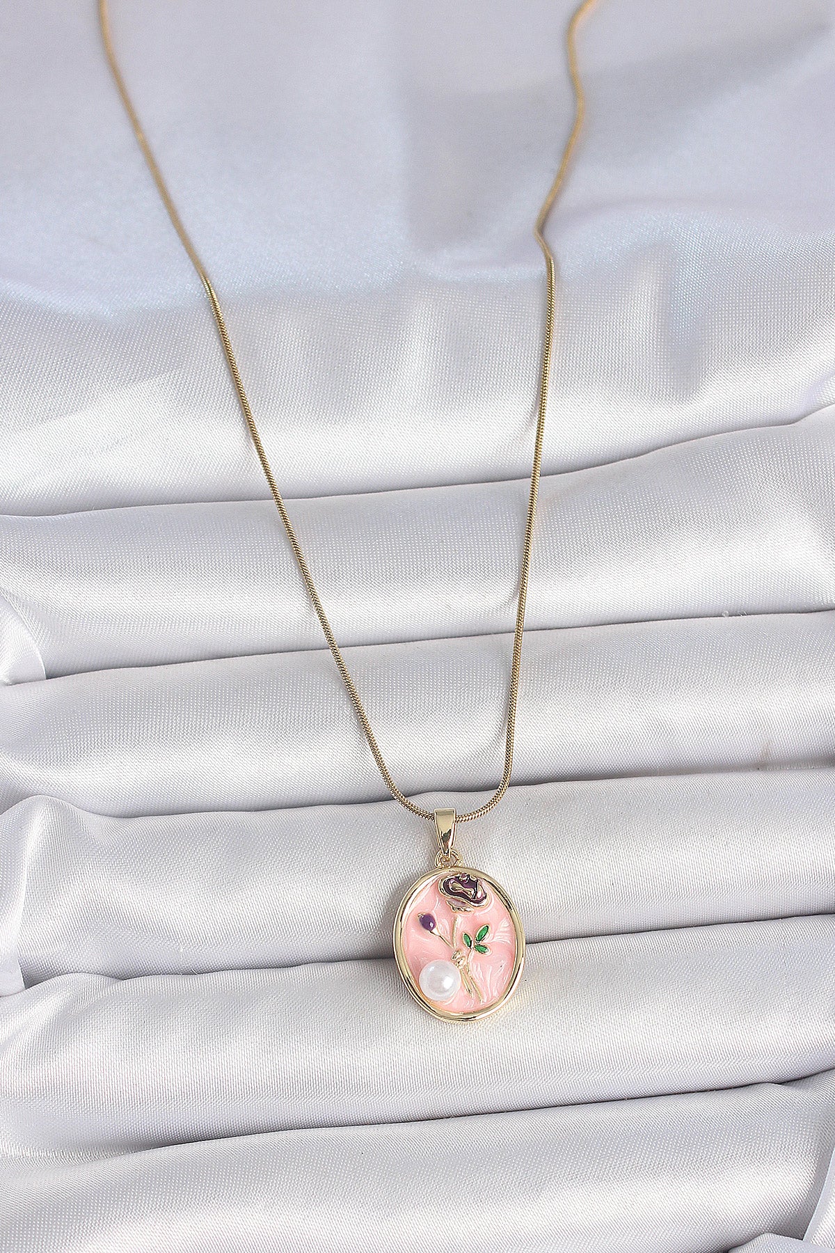 316L Çelik Gold Renk Zincir Pembe Çiçek İşlemeli İnci Detay Portre Model Kadın Kolye