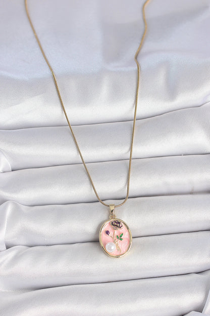 316L Çelik Gold Renk Zincir Pembe Çiçek İşlemeli İnci Detay Portre Model Kadın Kolye