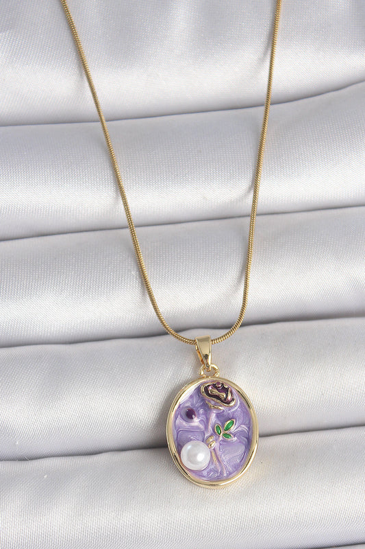 316L Çelik Gold Renk Zincir Mor Çiçek İşlemeli İnci Detay Portre Model Kadın Kolye