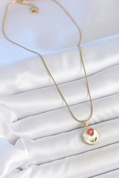 316L Çelik Gold Renk Zincir Beyaz Minimal Çiçek İşlemeli İnci Detay Portre Model Kadın Kolye