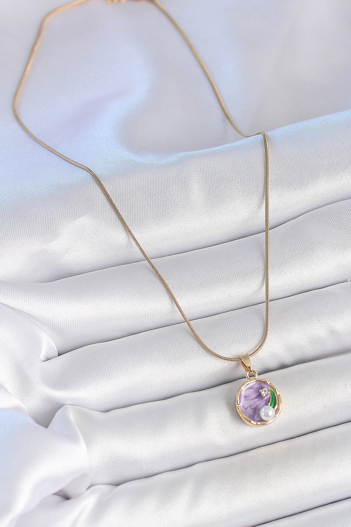 316L Çelik Gold Renk Zincir Mor Çiçek İşlemeli Zirkon Taş İnci Detaylı Minimal Portre Model Kadın Kolye