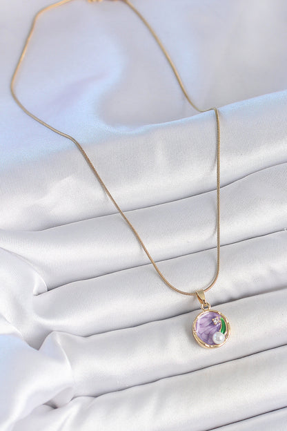 316L Çelik Gold Renk Zincir Mor Çiçek İşlemeli Zirkon Taş İnci Detaylı Minimal Portre Model Kadın Kolye