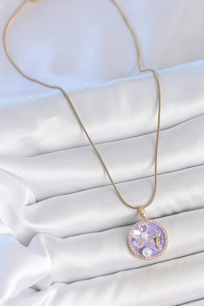 316L Çelik Gold Renk Zincir Zirkon Taşlı Mor Mineli Çiçek İşlemeli İnci Detay Portre Model Kadın Kolye
